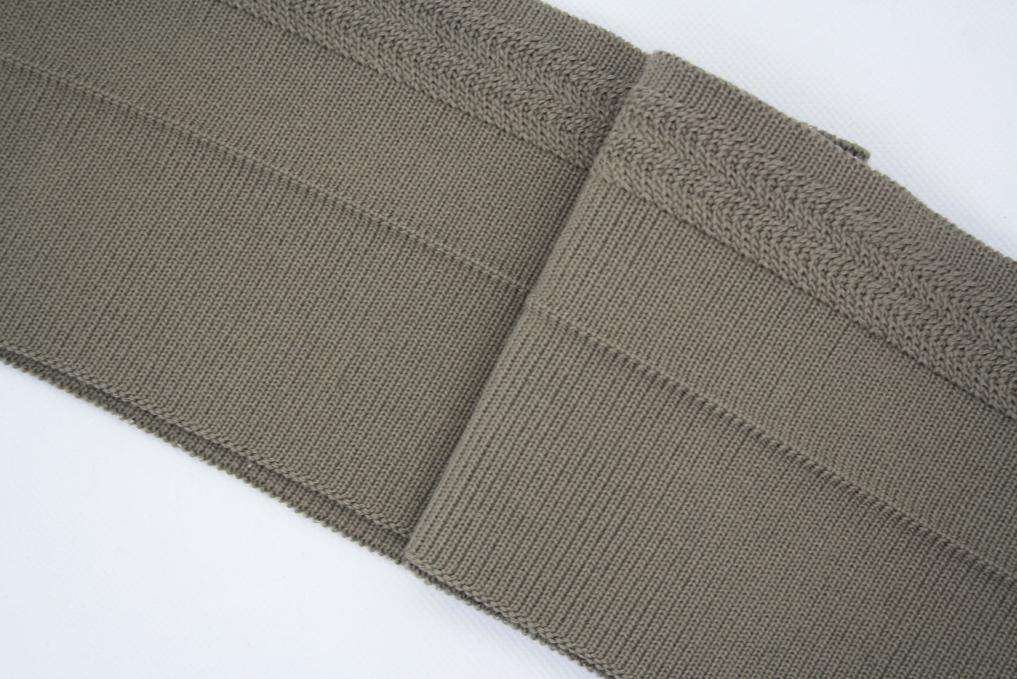 Bord-côte motif relief couleur taupe