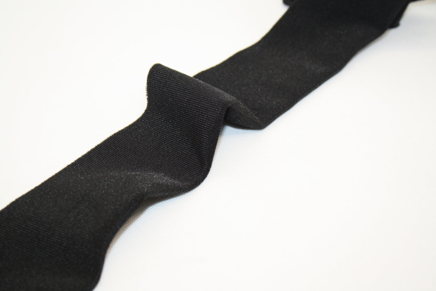 Bord-cote noir en polyester brillant et elasthanne