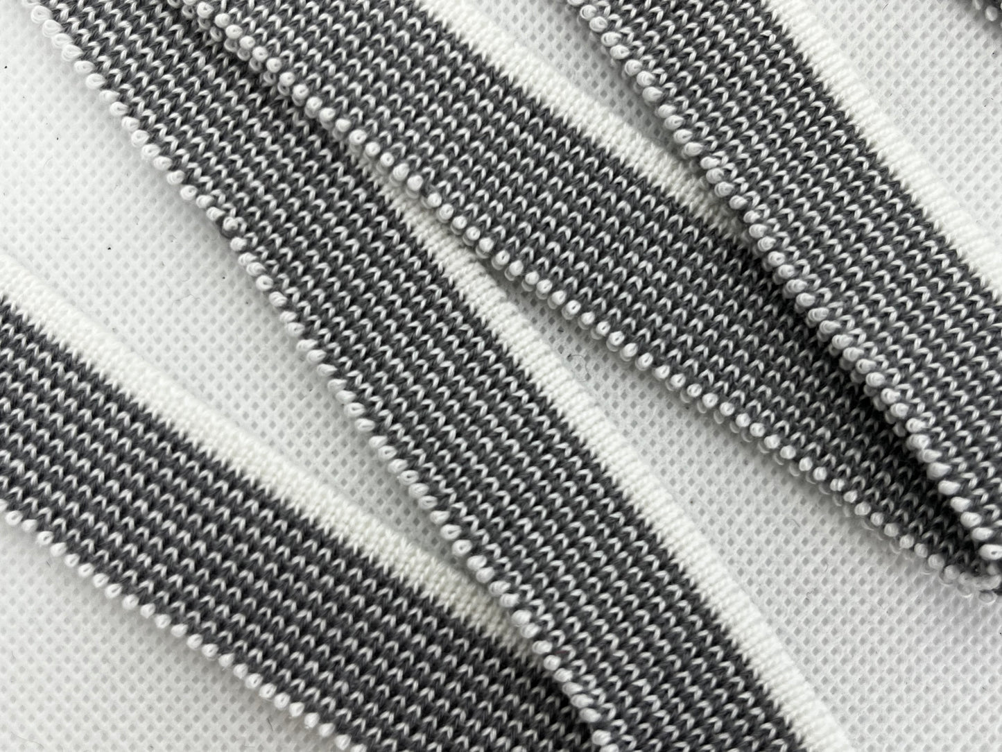 Bord-côte rayé gris et blanc (2cm)
