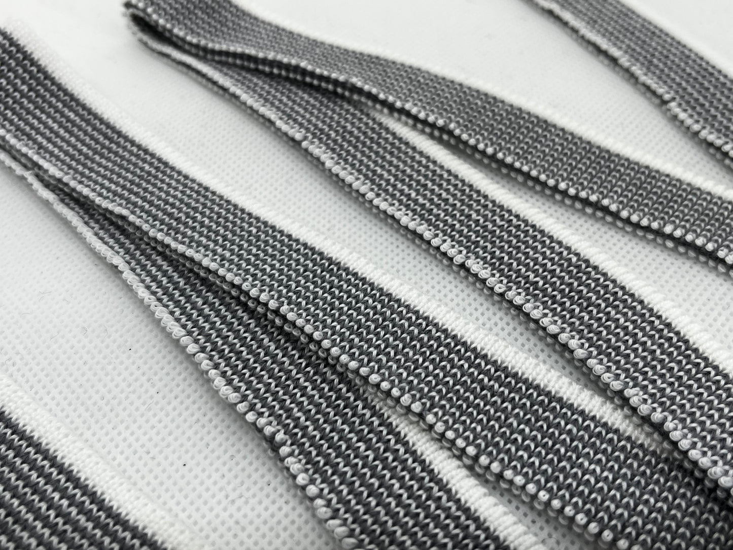 Bord-côte rayé gris et blanc (2cm)