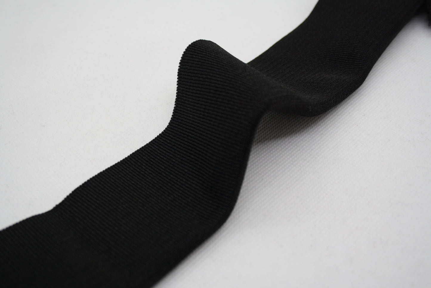 Bord cote noir en polyester brillant