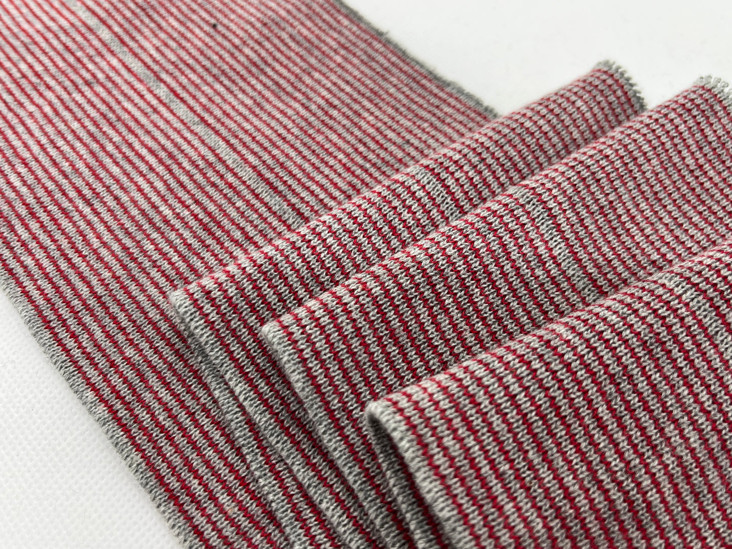 Bord-côte rayé rouge et gris (100% coton)