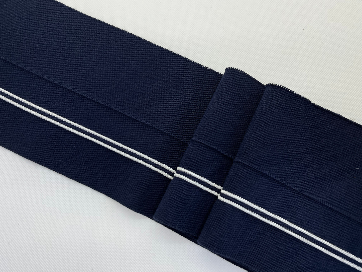 Bord-côte bleu marine rayure blanche en relief