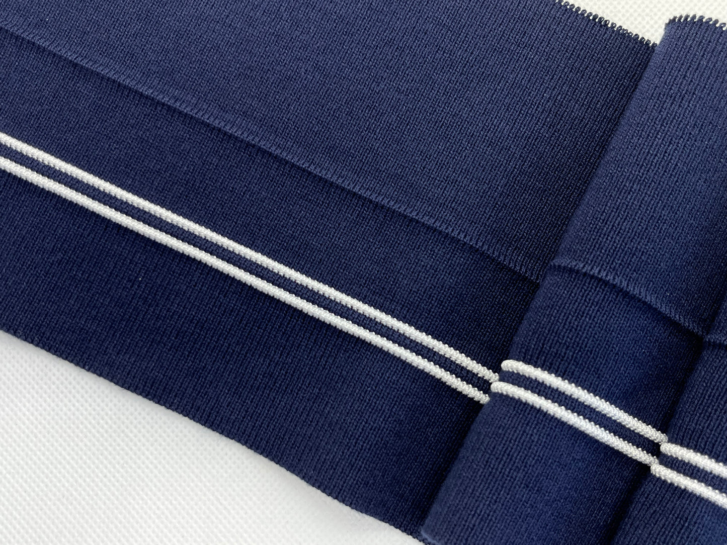 Bord-côte bleu marine rayure blanche en relief