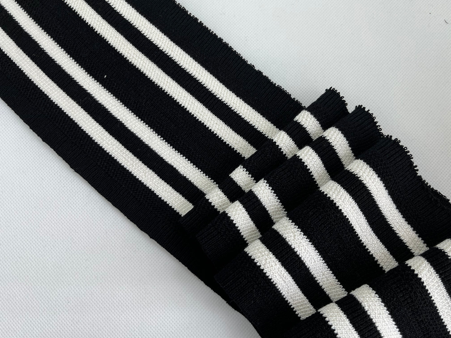 Bord-côte noir rayures blanches avec chevrons (viscose)