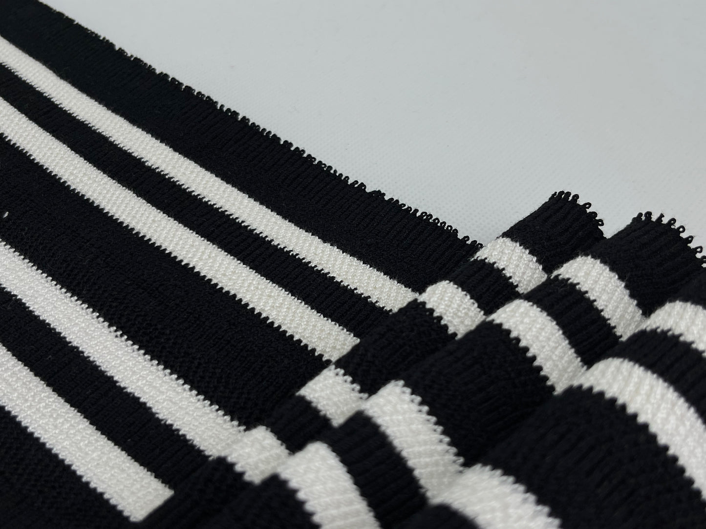 Bord-côte noir rayures blanches avec chevrons (viscose)