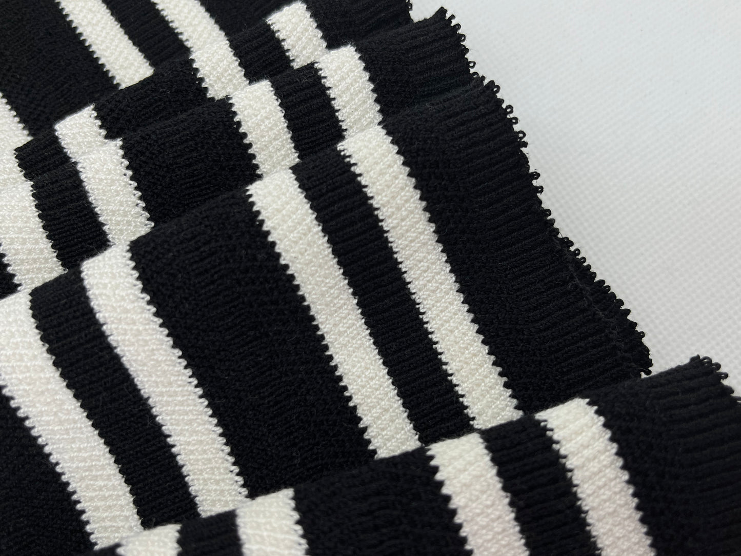 Bord-côte noir rayures blanches avec chevrons (viscose)