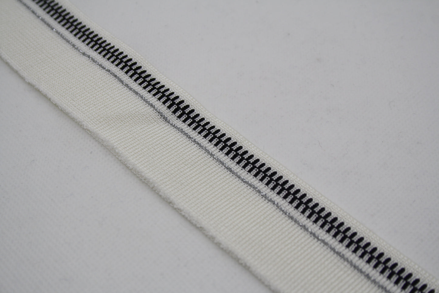 Bord-cote blanc casse en polyester brillant et elasthanne motif zip cote 1/1