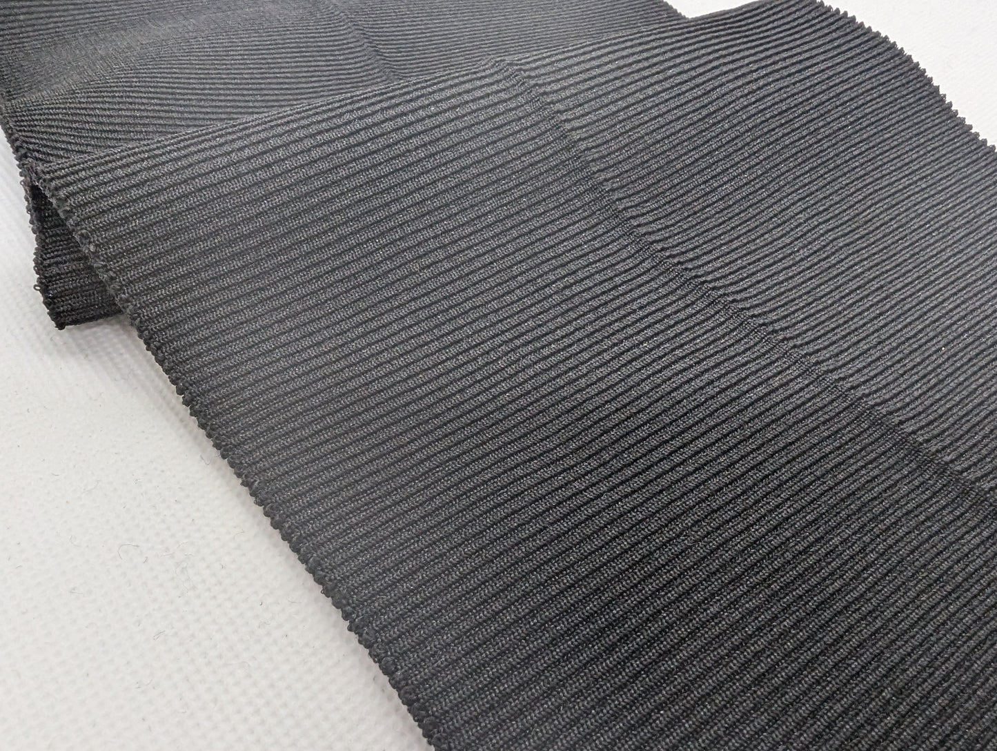 Bord-côte noir en polyester brillant et élasthanne