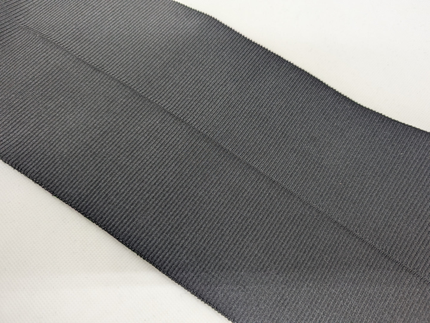 Bord-côte noir en polyester brillant et élasthanne