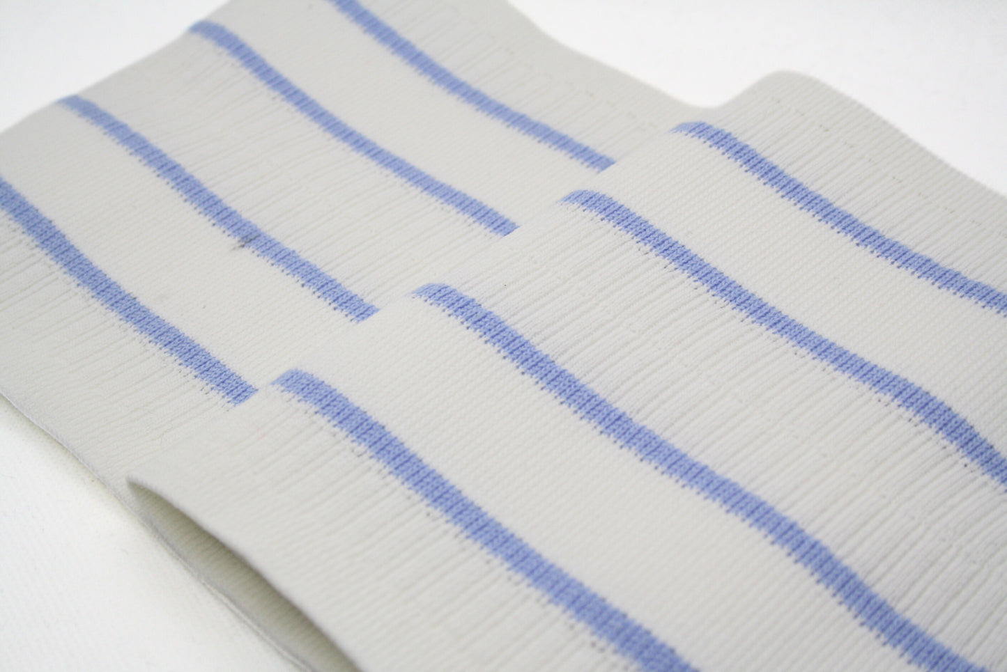 Bord-côte blanc et rayures bleues