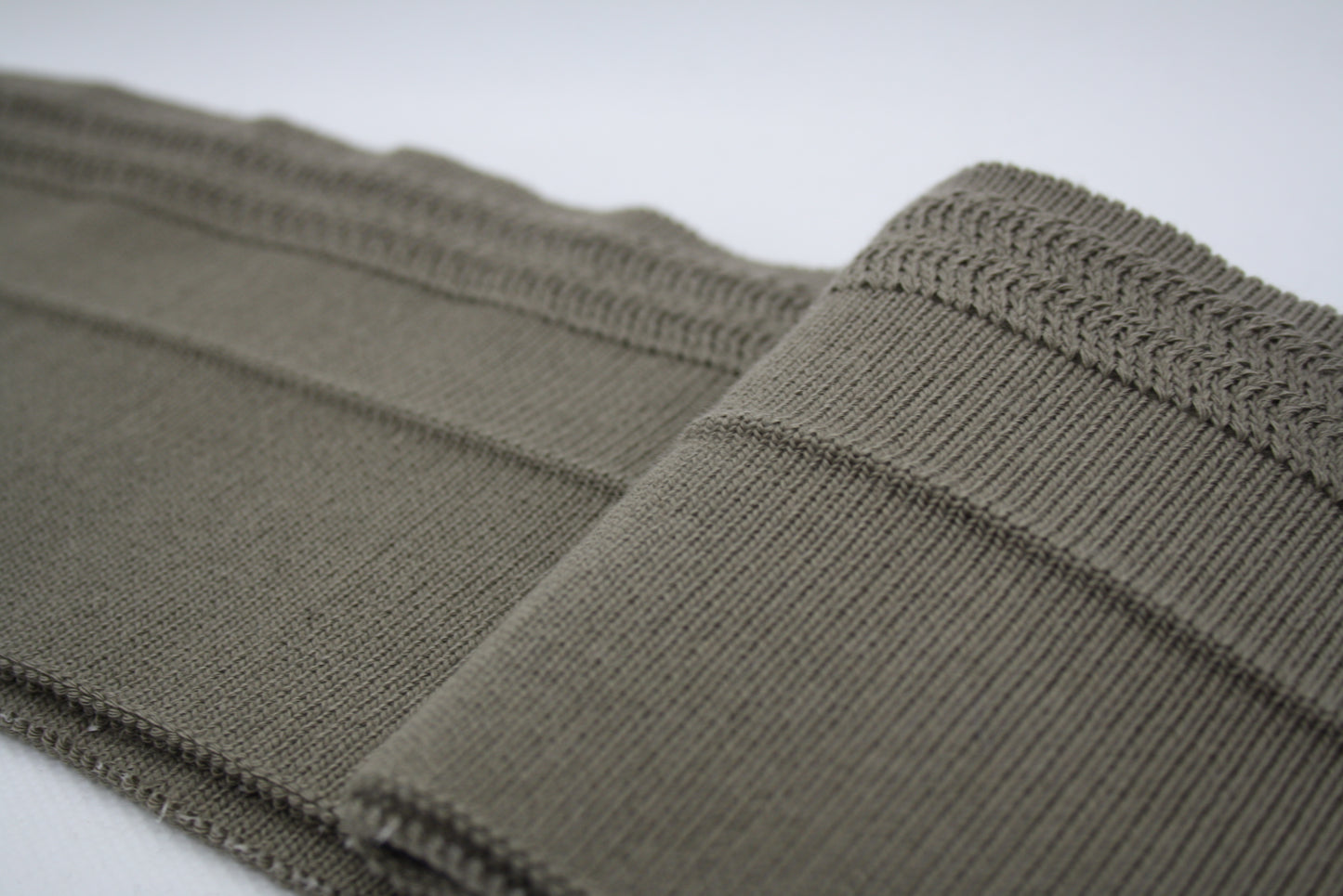 Bord-côte rayure motif relief couleur taupe