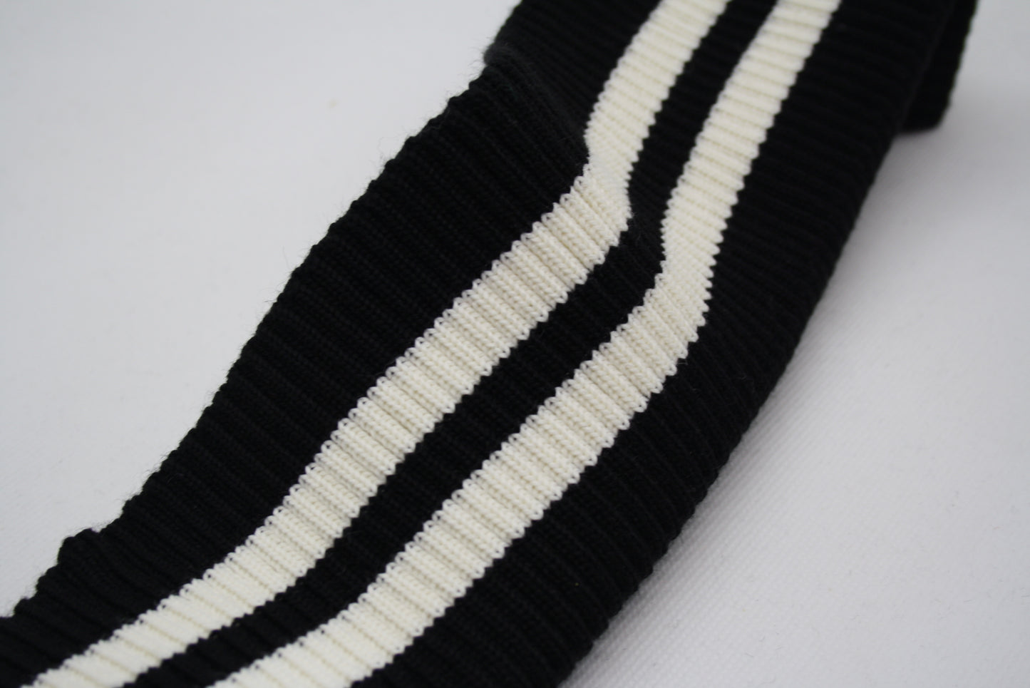 Bord cote acrylique laine raye noir et blanc