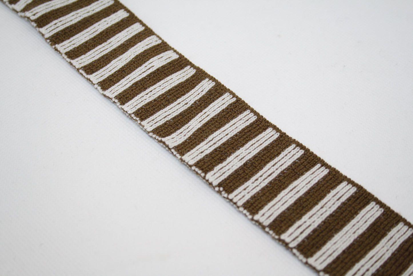 Bord cote marron raye en acrylique et elasthanne