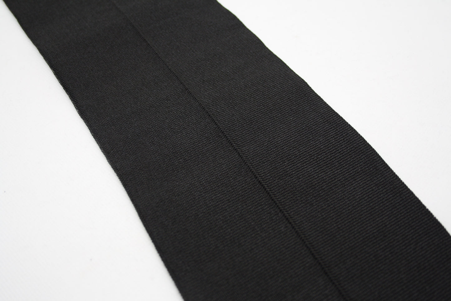 Bord cote noir en polyester brillant