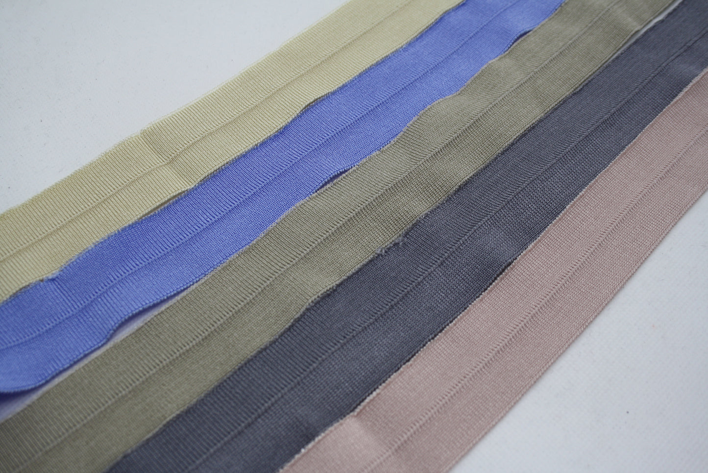 Bord-cote en polyester brillant avec cassure cote 1/1