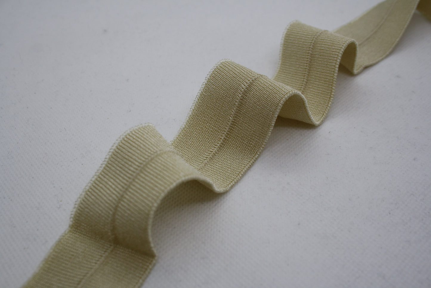 Bord-cote en polyester brillant avec cassure cote 1/1