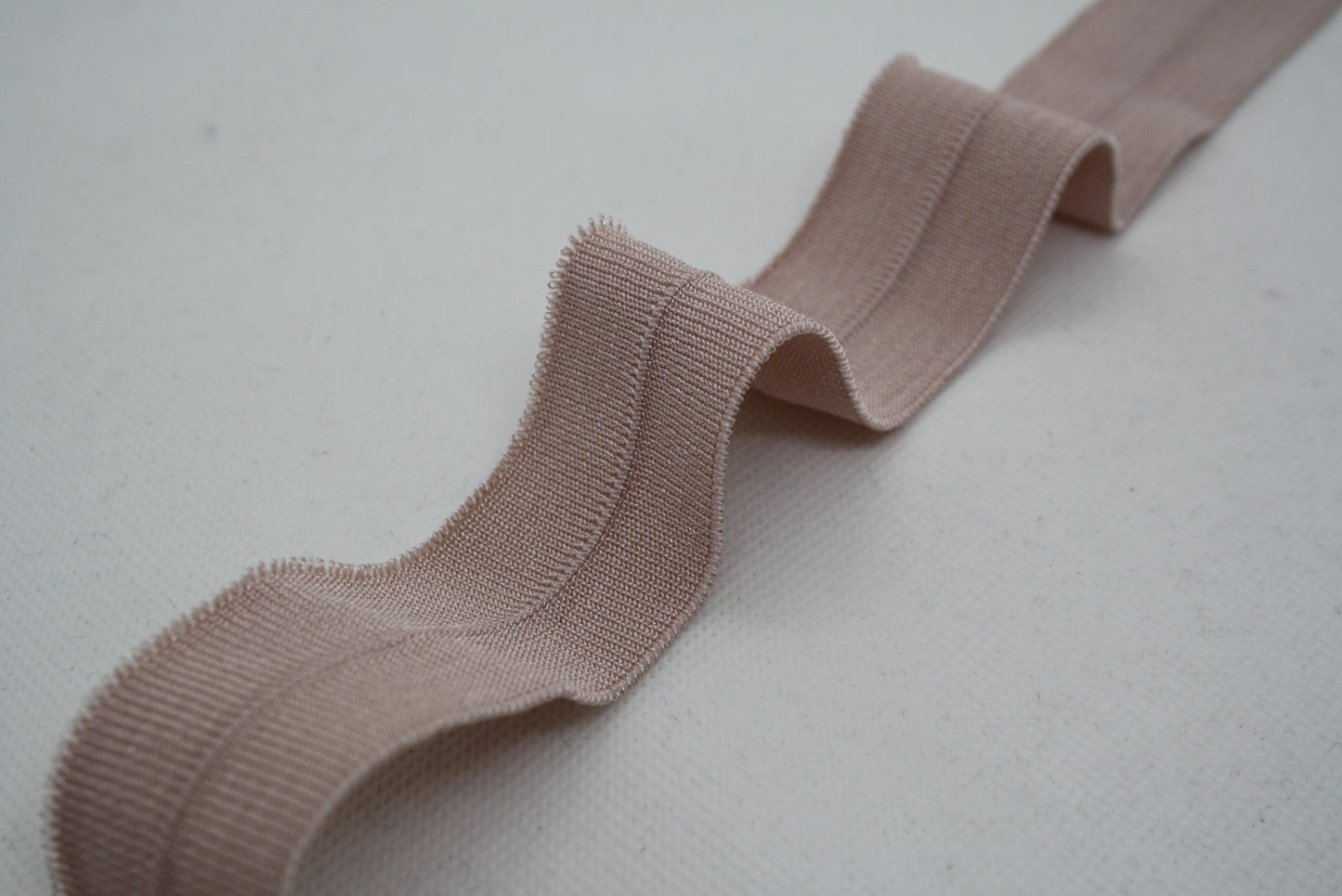 Bord-cote en polyester brillant avec cassure cote 1/1