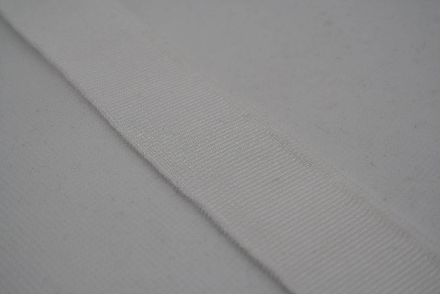 Bord-cote blanc en polyester brillant cote 1/1