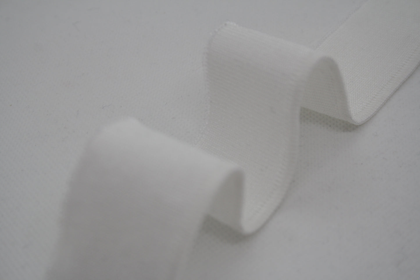 Bord-cote blanc en polyester brillant cote 1/1