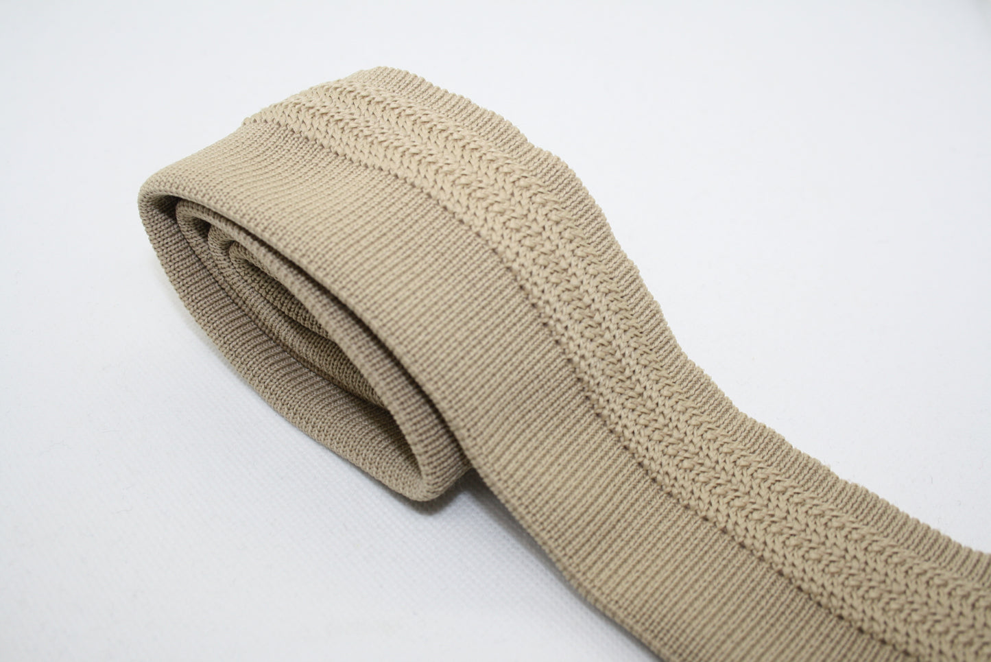 Bord-côte motif relief en polyester et elasthanne