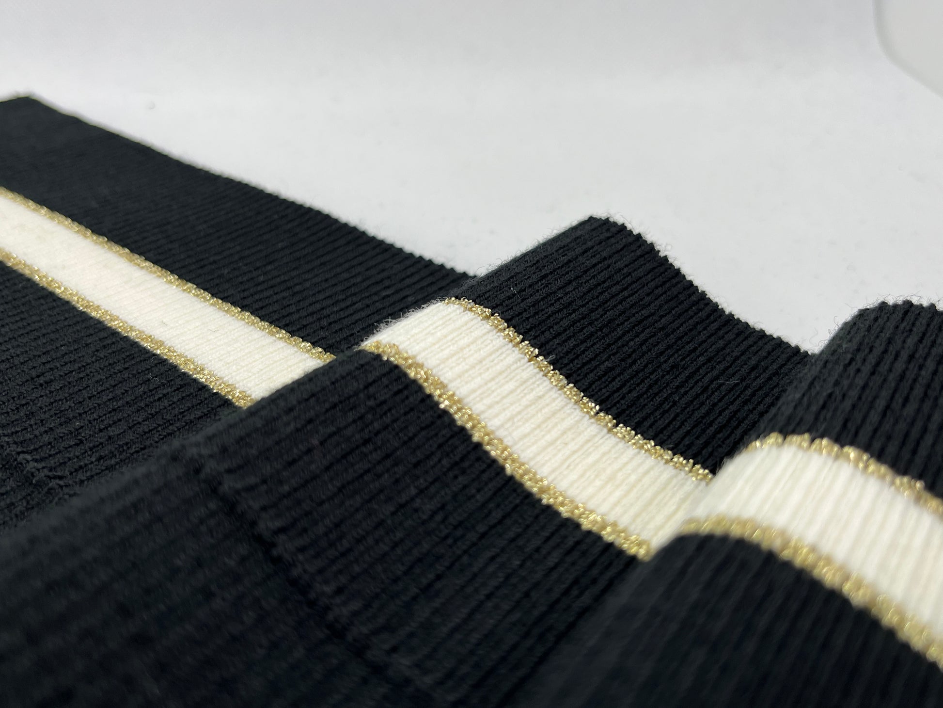 Un Luxueux Motif De Bordure à Rayures Dorées Et Noires Pour Un Design Un Luxueux Motif De Bordure à Rayures Dorées Et Noires Pour Un Design