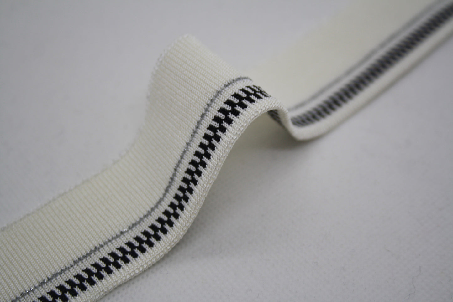 Bord-cote blanc casse en polyester brillant et elasthanne motif zip cote 1/1
