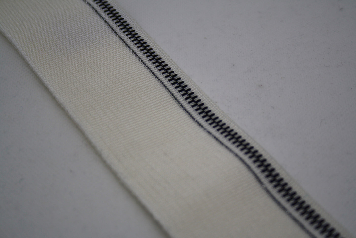 Bord-cote blanc casse en polyester brillant et elasthanne motif zip cote 1/1