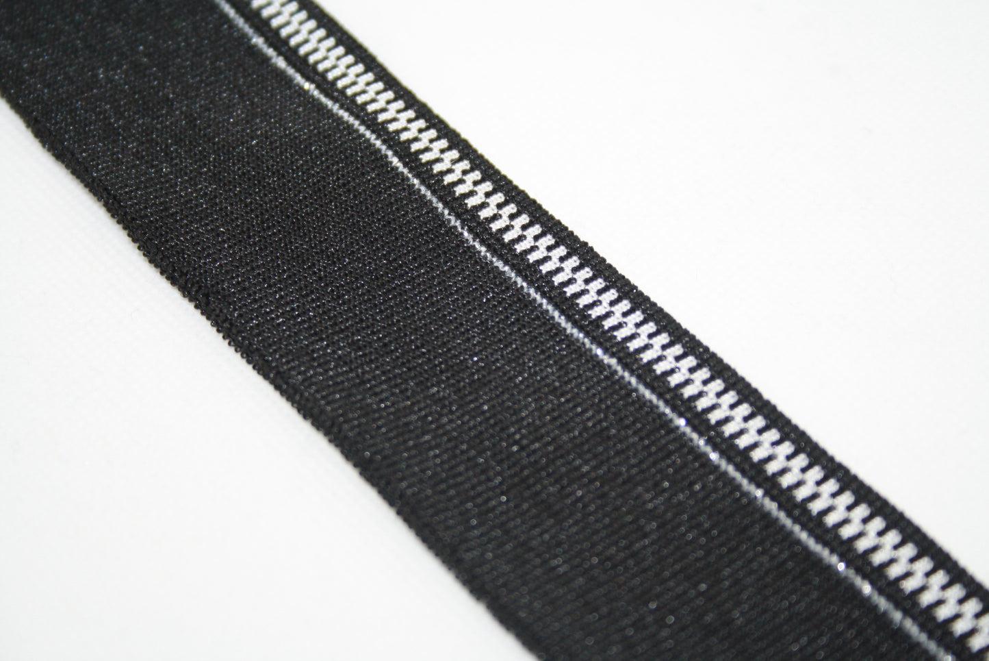 Bord-cote en polyester brillant et elasthanne  motif zip noir et argent