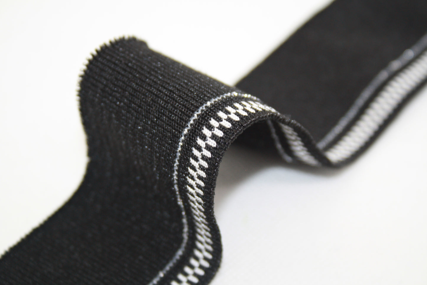 Bord-cote en polyester brillant et elasthanne  motif zip noir et argent