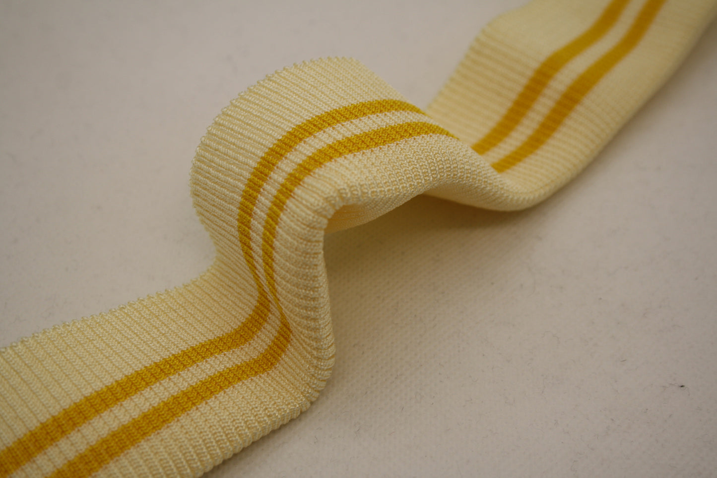 Bord-cote raye en polyester brillant et EAPA en cote 2/1