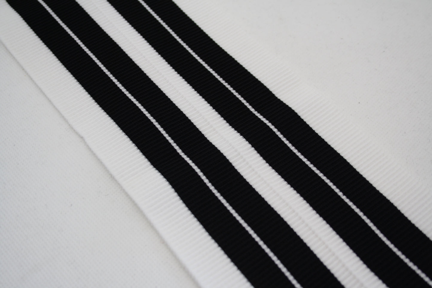 Bord-cote raye noir et blanc en polyamide et elasthanne cote 2/1