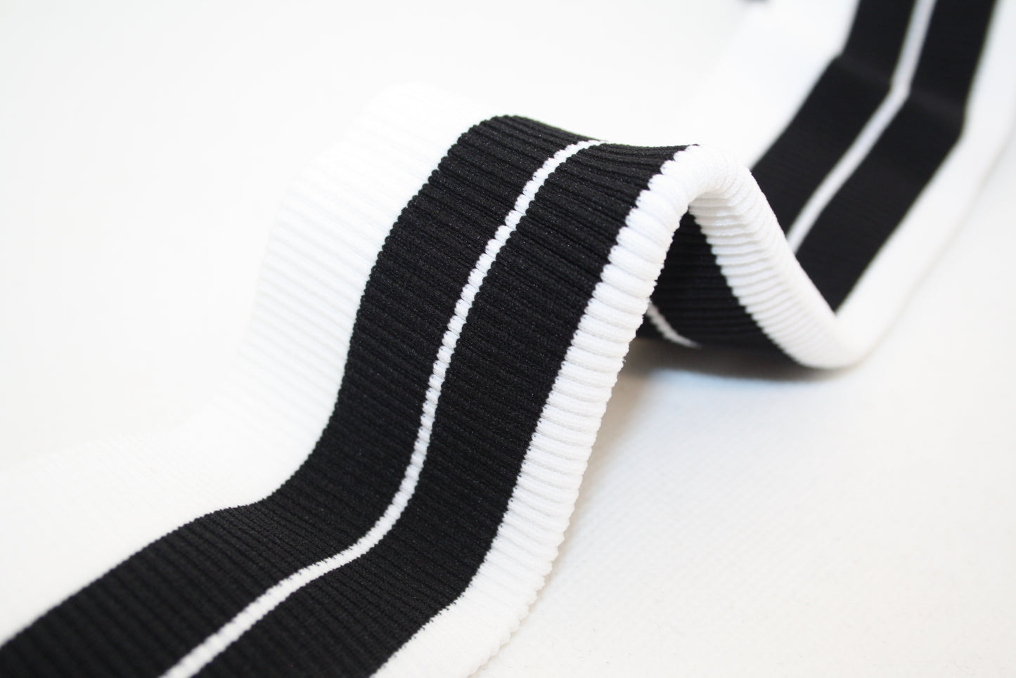 Bord-cote raye noir et blanc en polyamide et elasthanne cote 2/1
