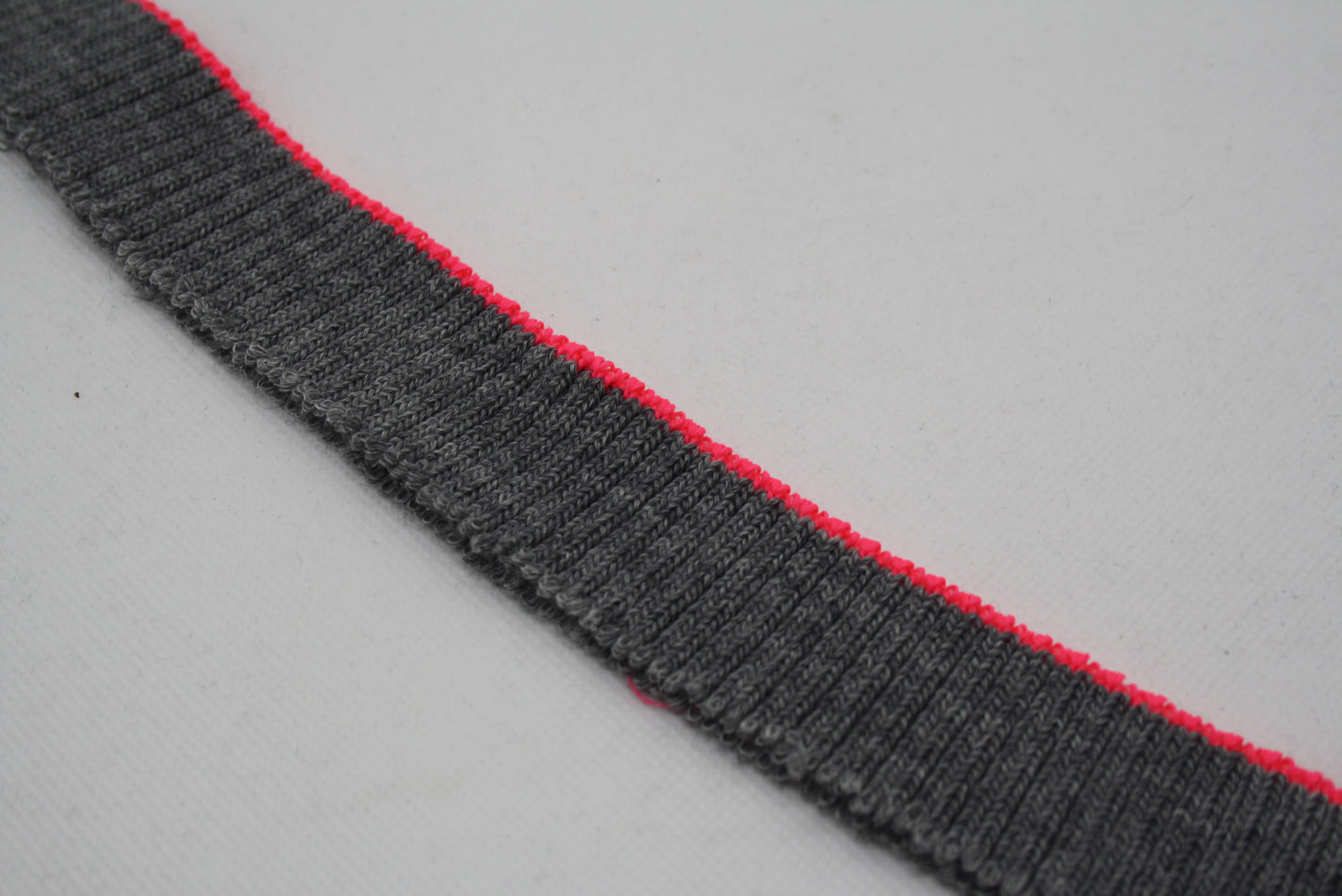 Bord-cote gris et rose fluo en acrylique et elasthanne cote 2/1