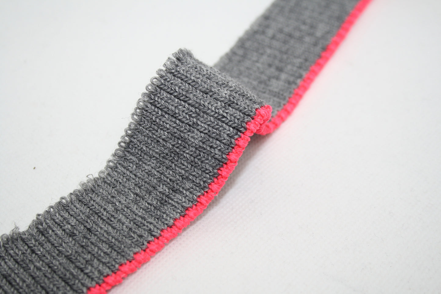 Bord-cote gris et rose fluo en acrylique et elasthanne cote 2/1